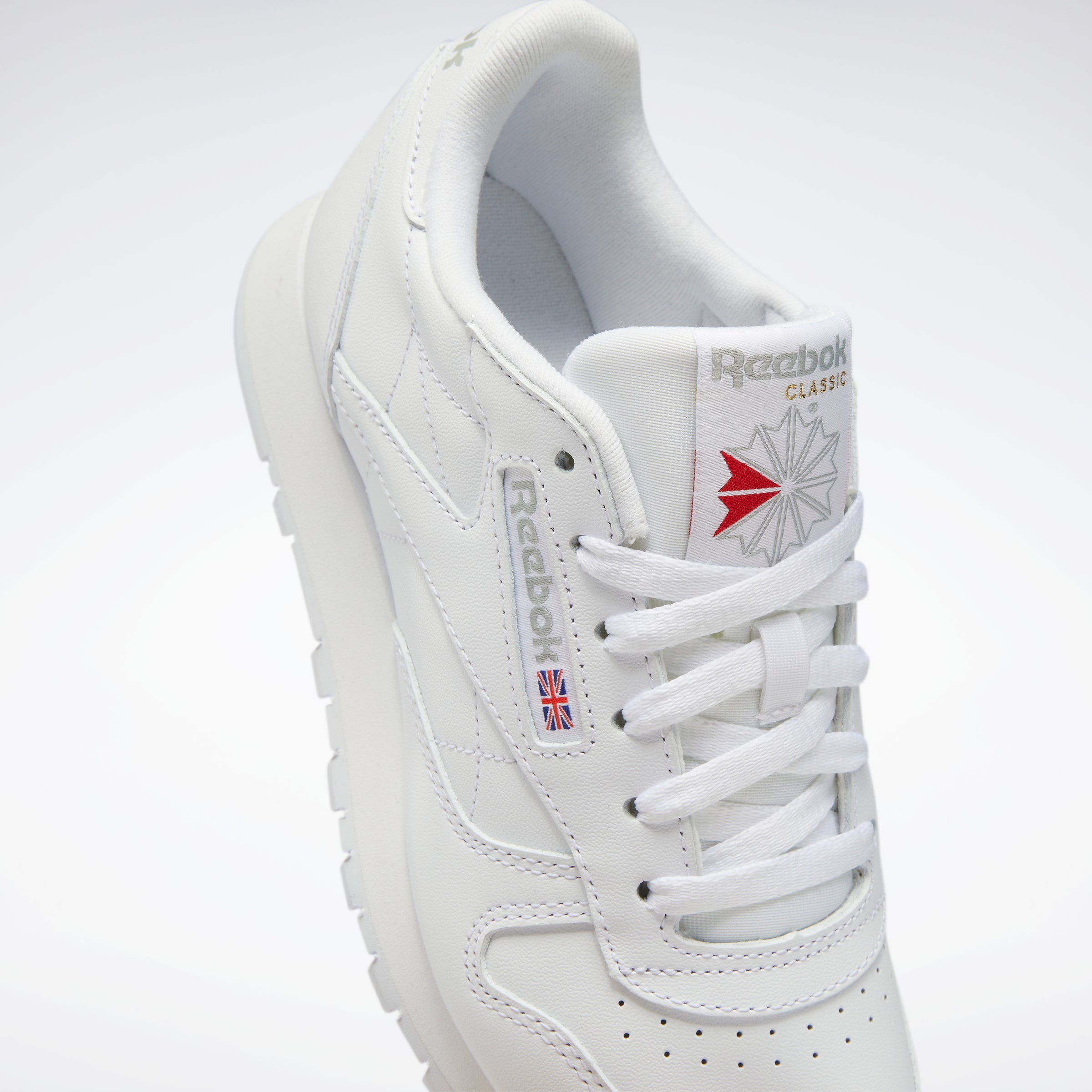 Classic reebok shop shoes white